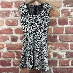 Guess Dress Women's XS Black White Textured Abstract Fit Flare Zip Up